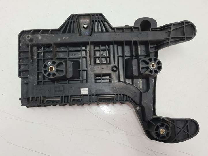 Volkswagen Caddy (2004 - 2010)  1K0915333 Платформа крепления аккумулятора
