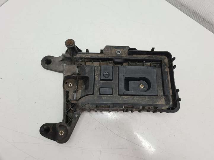 Volkswagen Caddy (2004 - 2010)  1K0915333 Платформа крепления аккумулятора
