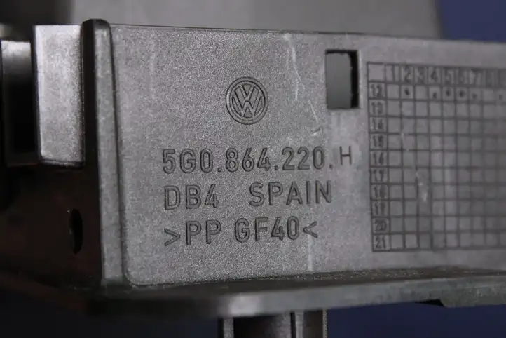 Volkswagen Golf VII (2013 - 2019) 5G0864220H Прочие детали салона — фото 4