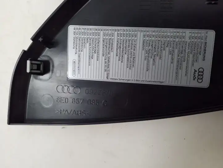 Audi A4 S4 B8 8K (2007 - 2011) Крышка ящика предохранителей — фото 3
