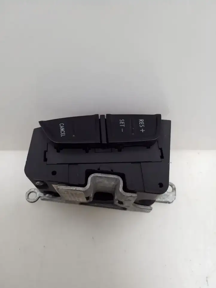 Skoda Octavia Mk1 (1U) (1996 - 2004) 1U0419091H Кнопки на рулевом колесе — фото 1
