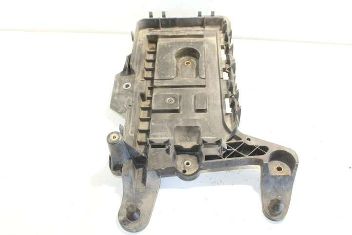 Volkswagen Tiguan (2007 - 2011)  1K0915333H Платформа крепления аккумулятора