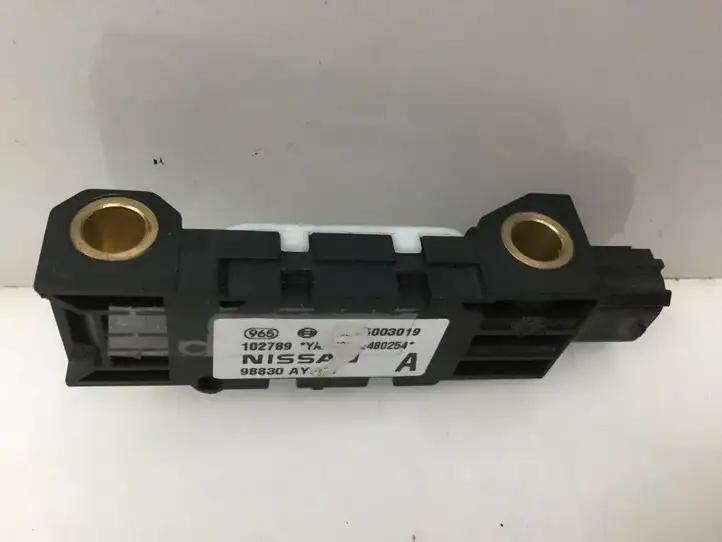 Nissan Note (E11) (2006 - 2014) 98830AY00A Датчик удара SRS — фото 2