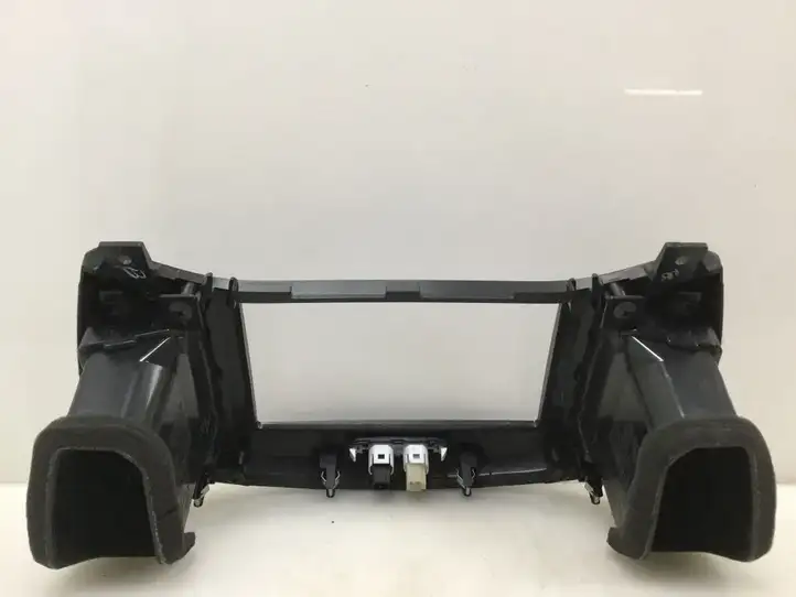 Nissan Juke I F15 (2010 - 2018) 682601KE0A Центральный воздушный дефлектор — фото 2