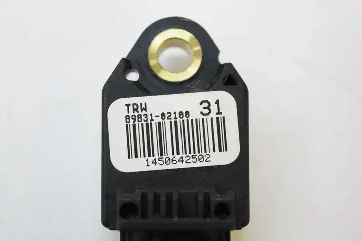 Toyota Auris 150 (2006 - 2012) 8983102100 Датчик удара SRS — фото 2