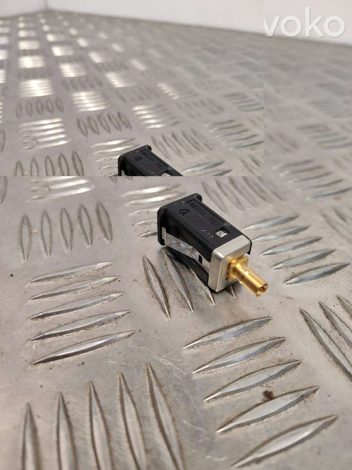 BMW 7 F01 F02 F03 F04 (2008 - 2016)  9167196 Разъем USB
