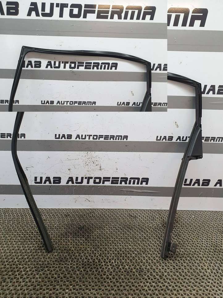 Nissan Qashqai (2013 - 2017)  823304EA0A Уплотнительная резина стекла задней двери