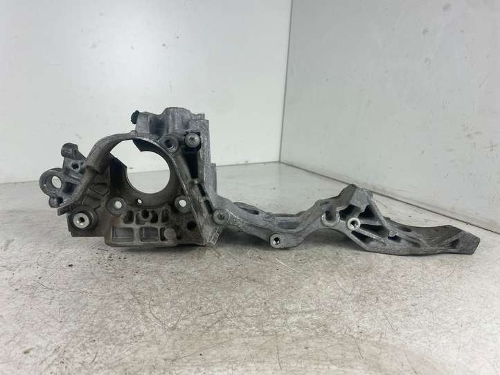 Audi Q5 (2012 - 2017)  04L903143B Кронштейн