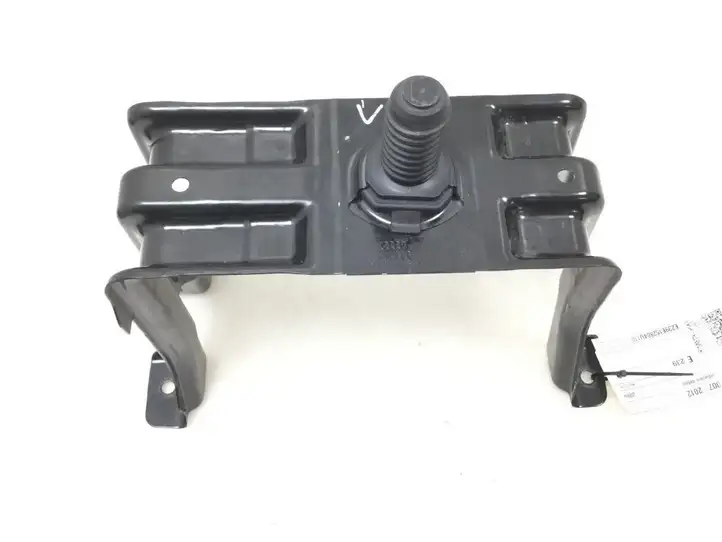 Audi A4 S4 B8 8K (2007 - 2011) 8K0802715A Кронштейн запасного колеса — фото 1