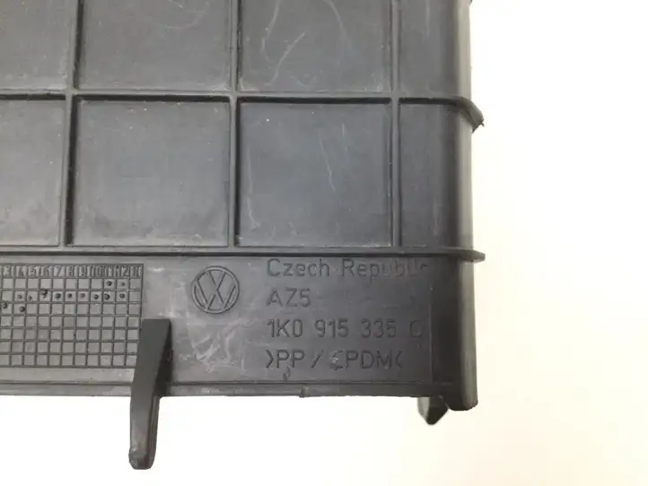 Volkswagen PASSAT B6 (2005 - 2010) 1K0915335C Крышка ящика аккумулятора — фото 3