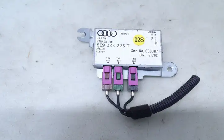 Audi A4 (2000 - 2006)  8E9035225T Усилитель антенны