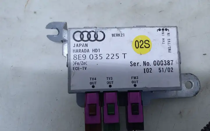 Audi A4 (2000 - 2006)  8E9035225T Усилитель антенны