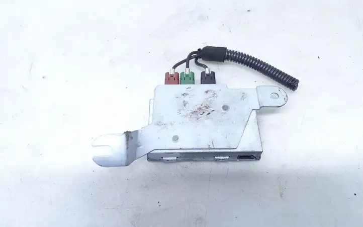 Audi A4 (2000 - 2006)  8E9035225T Усилитель антенны