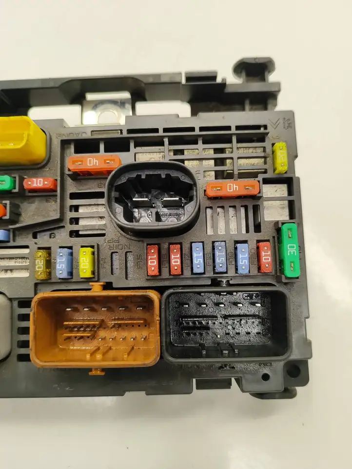 Peugeot 5008 (2013 - 2016) 9807028580 Блок предохранителей — фото 5