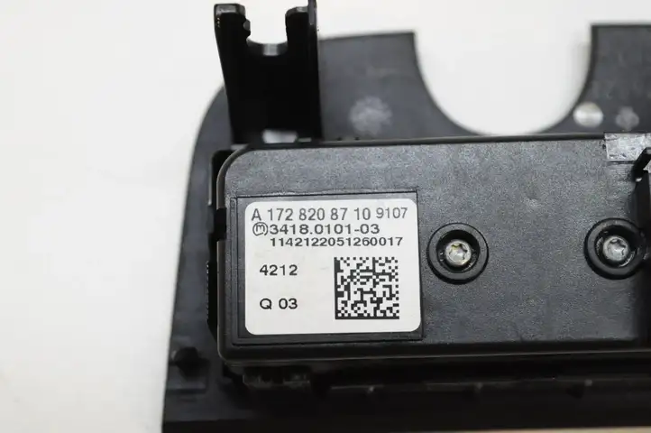 Mercedes-Benz CLA C117,X117,W117 (2013 - 2019) A1728208710 Кнопка фаркопа в багажнике — фото 4