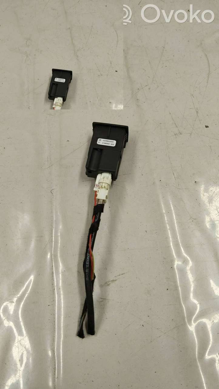 Mercedes-Benz C W205 (2014 - 2021)  A2058202003 Разъем USB