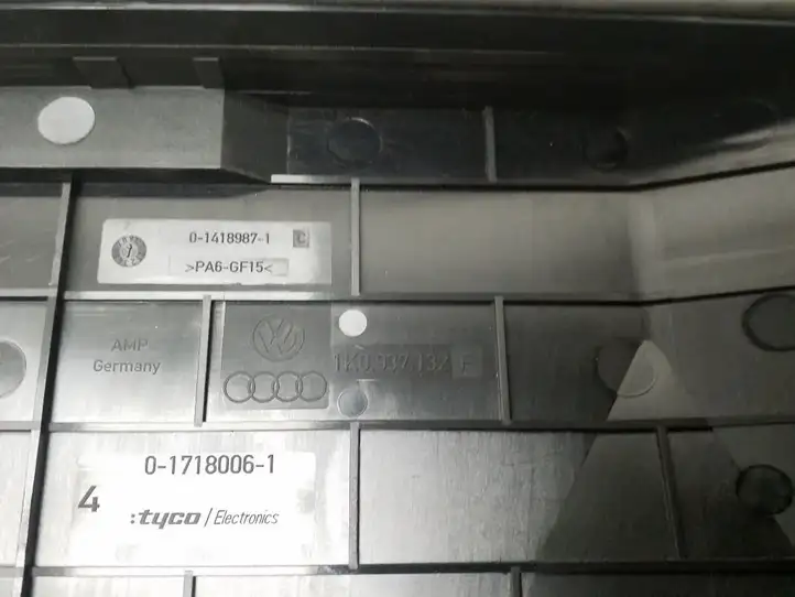 Volkswagen PASSAT B6 (2005 - 2010) 1K0937132F Крышка ящика предохранителей — фото 2