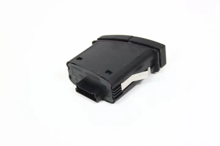 BMW 5 E60 E61 (2004 - 2010) 6919506 Кнопка фаркопа в багажнике — фото 2