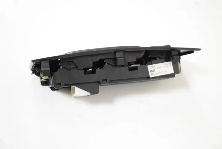 Toyota Corolla Verso E121 (2004 - 2007) 848200F010 Кнопка стеклоподъемников — фото 1