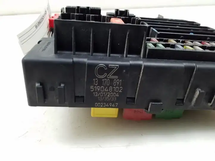 Opel Vectra C (2002 - 2005) 13170891 Блок предохранителей — фото 2