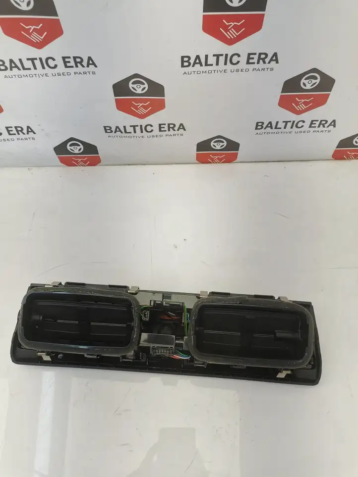 BMW 1 F20 F21 (2011 - 2019) 9317945 Центральный воздушный дефлектор — фото 2