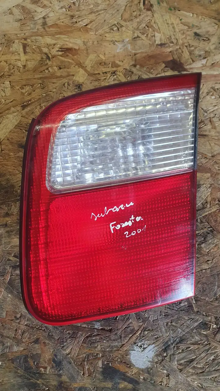 Subaru Forester SG (2003 - 2005) 22620697 Задний фонарь в крышке багажника — фото 1
