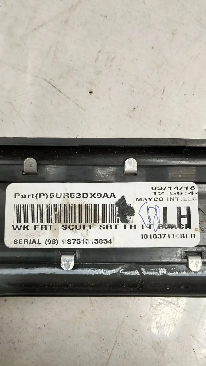 Jeep Grand Cherokee (2010 - 2021) 5ur53dx9aa Внутренняя отделка переднего порога — фото 3