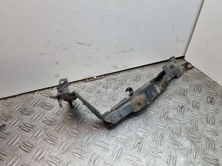Audi A4 (2007 - 2011)  8K0821135C Держатель крыла