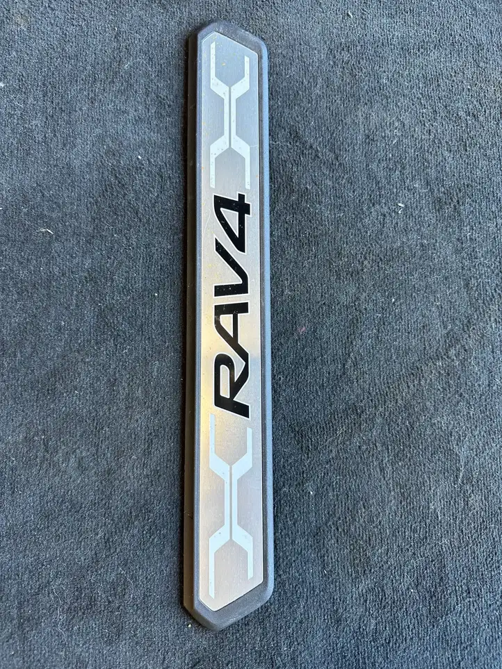 Toyota RAV 4 (XA50) (2018 - ) 67913YY160 Внутренняя отделка переднего порога — фото 1