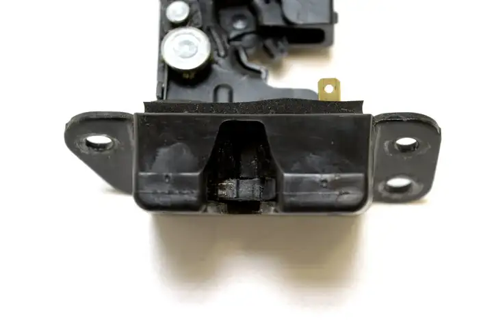Hyundai Santa Fe (2005 - 2009) 812302B000 Замок крышки багажника — фото 3