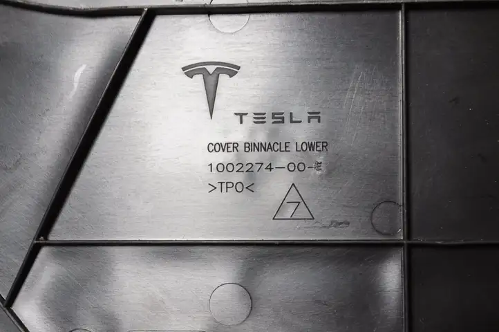 Tesla Model S (2016 - 2021) 100227400 Прочие детали салона — фото 5