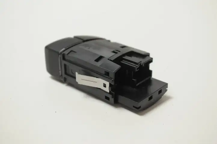 BMW X5 F15 (2013 - 2017) 61319354186 Кнопка фаркопа в багажнике — фото 1