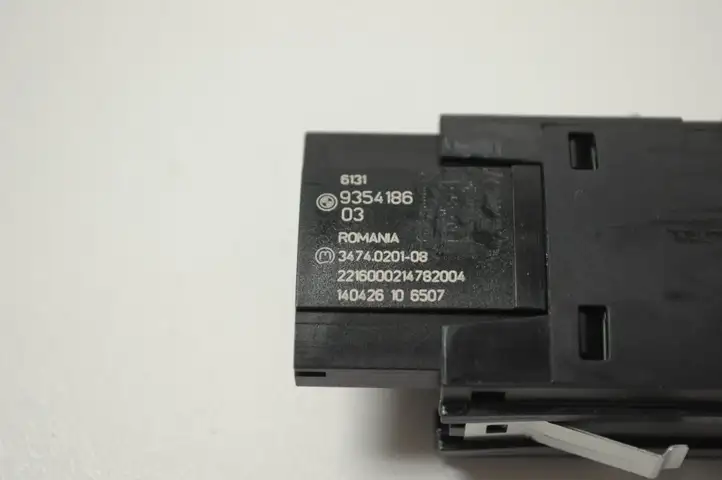 BMW X5 F15 (2013 - 2017) 61319354186 Кнопка фаркопа в багажнике — фото 2