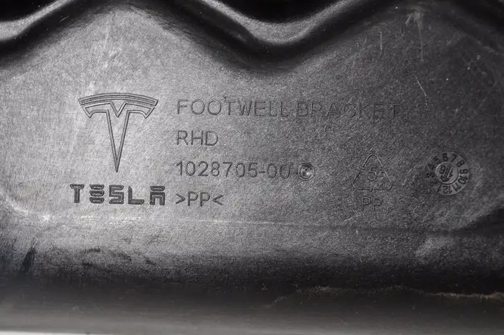 Tesla Model S (2016 - 2021) 102870500 Прочие детали салона — фото 5