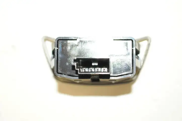 BMW 5 E60 E61 (2004 - 2010) 698114801 Кнопка фаркопа в багажнике — фото 4