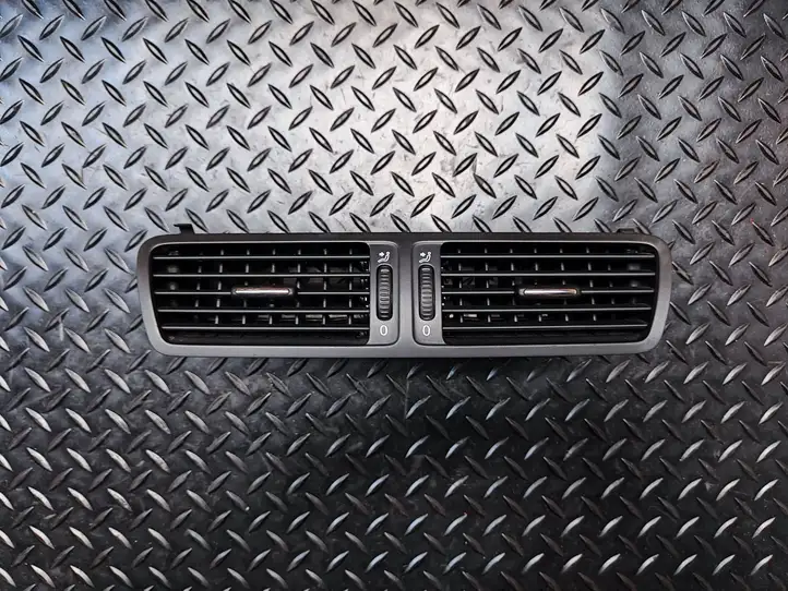 Volkswagen PASSAT B6 (2005 - 2010) 3C1819728E Центральный воздушный дефлектор — фото 2