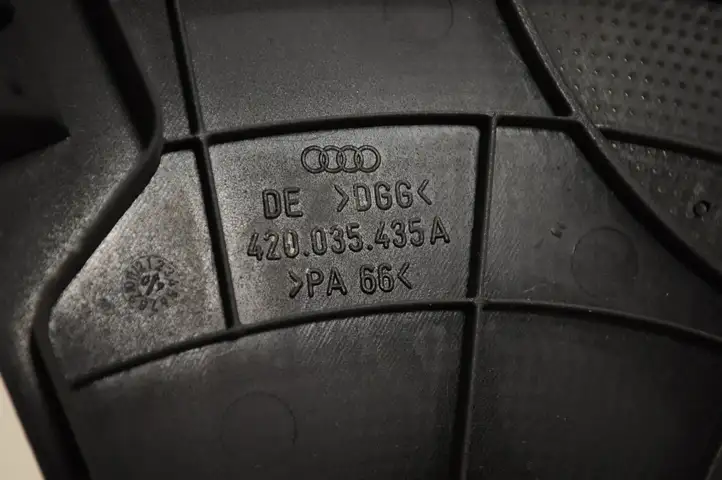 Audi R8 42 (2006 - 2015) 420035435A Прочие детали салона — фото 5
