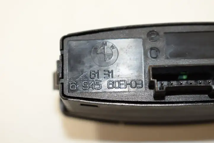 BMW 1 E81 E87 (2004 - 2011) 6945603 Кнопка фаркопа в багажнике — фото 5