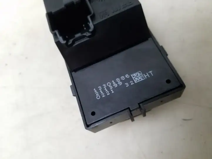 Opel Astra J (2009 - 2012) 13301886 Кнопка стеклоподъемников — фото 3