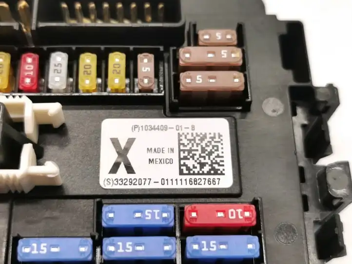 Tesla Model X (2015 - 2021)  1034409-01-B Блок предохранителей