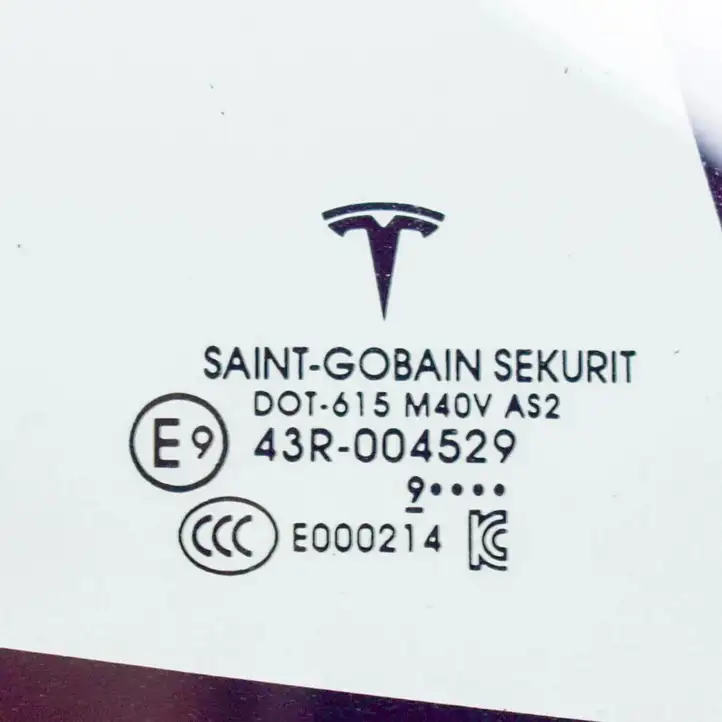 Tesla Model 3 (2017 - 2023) 108070600H Форточка двери — фото 4