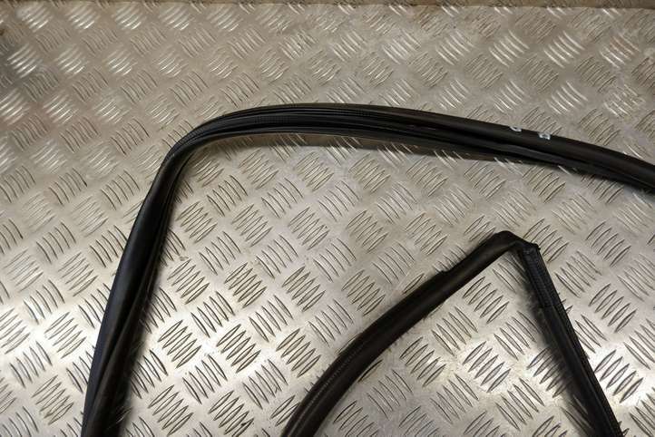Toyota RAV 4 (XA50) (2018 - )  6787142140 Уплотнительная резина на задних дверях
