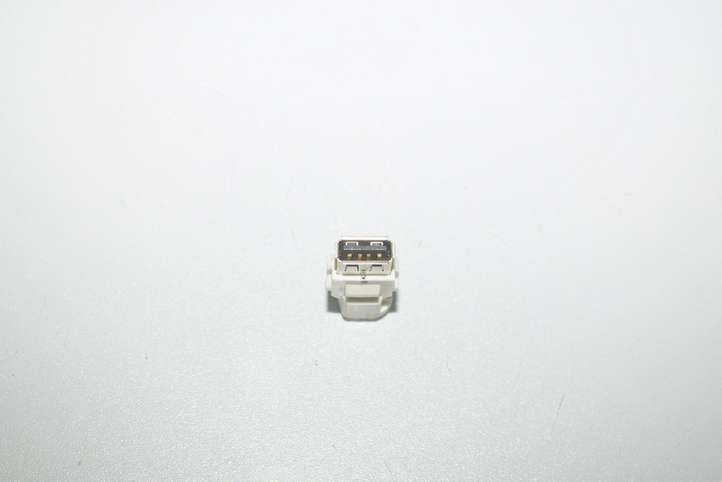 BMW M4 F82 F83 (2014 - 2020)   Разъем USB