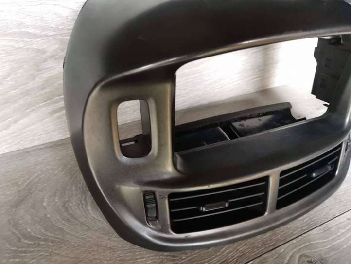 Toyota Previa (XR30, XR40) II (2000 - 2006)  5540528320 Центральный дефлектор
