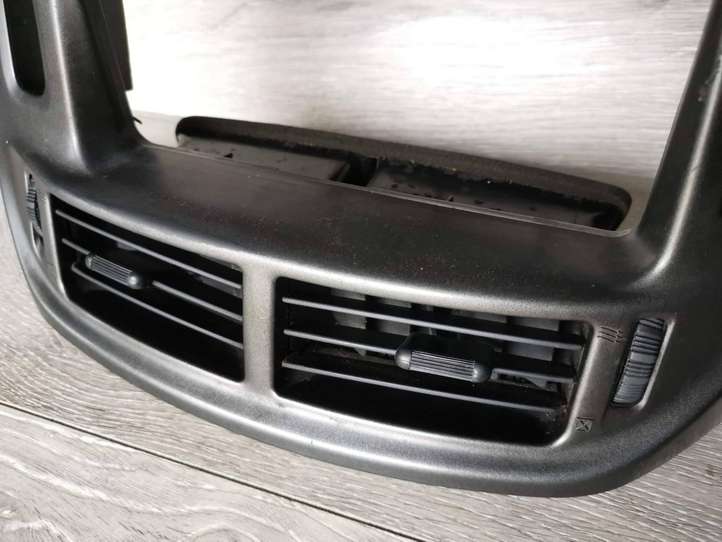 Toyota Previa (XR30, XR40) II (2000 - 2006)  5540528320 Центральный дефлектор