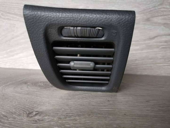 Toyota Previa (XR30, XR40) II (2000 - 2006)  5566028110 Центральный дефлектор