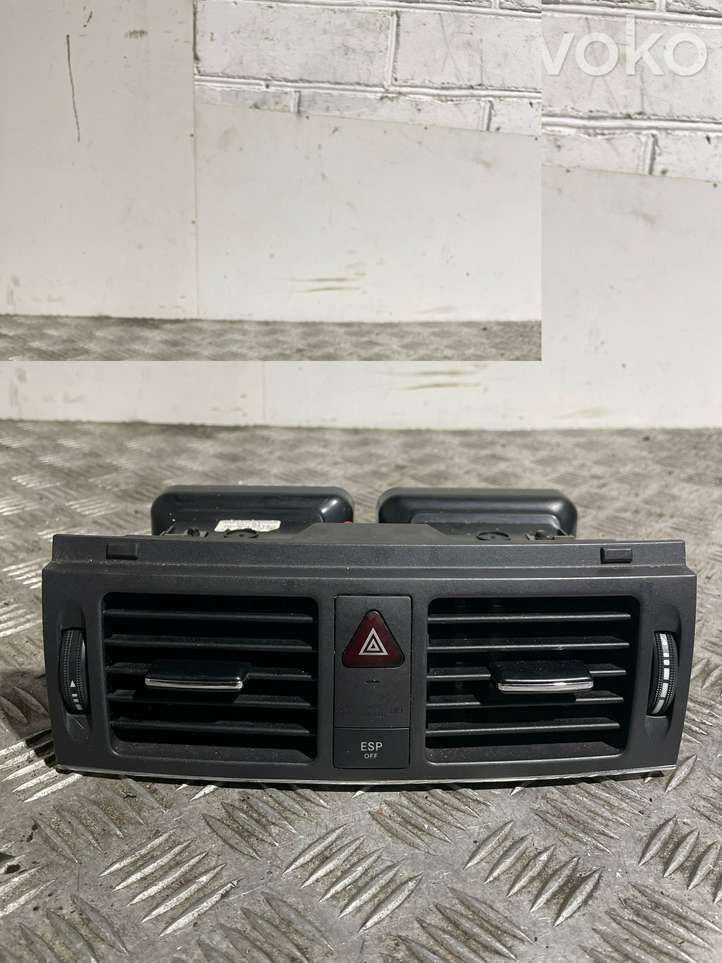 Mercedes-Benz C W204 (2007 - 2014)  A2048305754 Центральный дефлектор