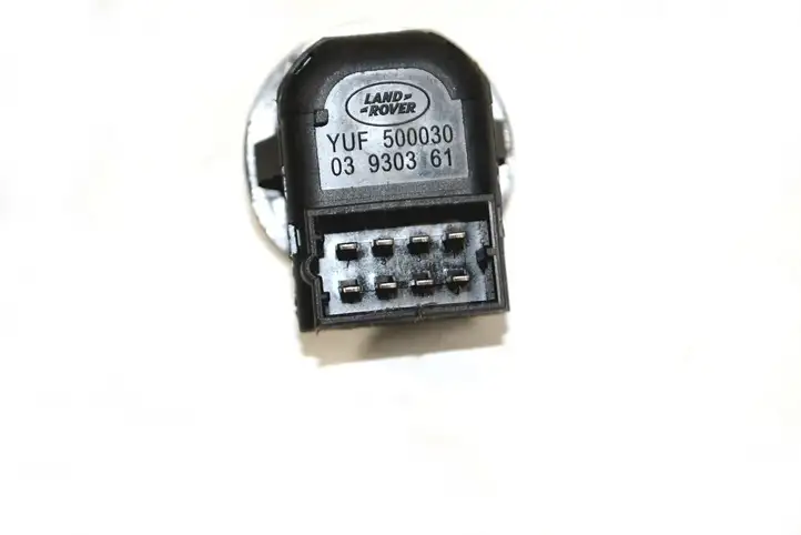 Land Rover Range Rover Sport L320 (2005 - 2009) YUF500030 Кнопка фаркопа в багажнике — фото 4