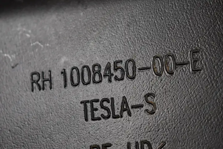 Tesla Model S (2012 - 2016) 100845000 Воздушная решетка панели — фото 4
