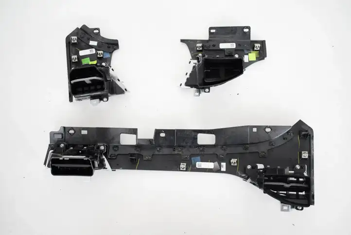 Tesla Model X (2015 - 2021) 104586100 Воздушная решетка панели — фото 2